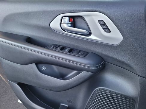 Used 2024 Chrysler Pacifica Limited FWD image 14