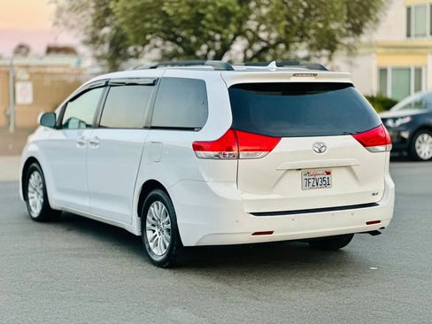 Used 2014 Toyota Sienna XLE w/ XLE Premium Package FWD image 6
