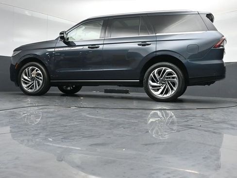Certified 2025 Lincoln Navigator Reserve AWD/4WD image 45