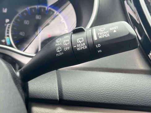 Used 2023 Chrysler Pacifica Touring-L FWD image 25