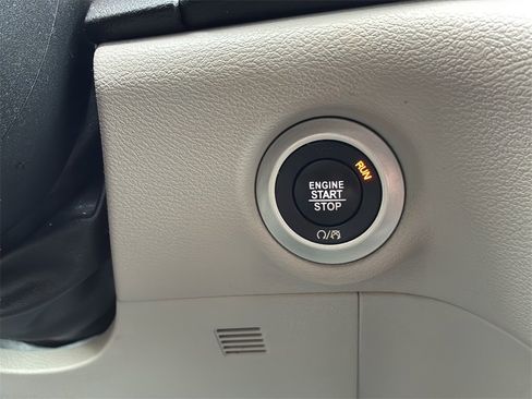 Used 2018 Chrysler Pacifica Touring-L image 37