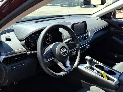 Used 2024 Nissan Altima 2.5 SV FWD image 7