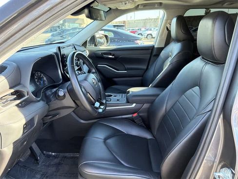Used 2021 Toyota Highlander XLE image 27