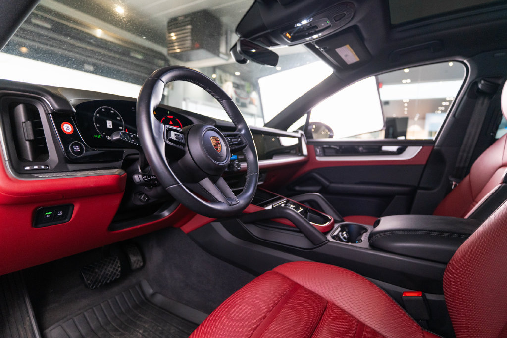 Certified 2025 Porsche Cayenne AWD/4WD image 4