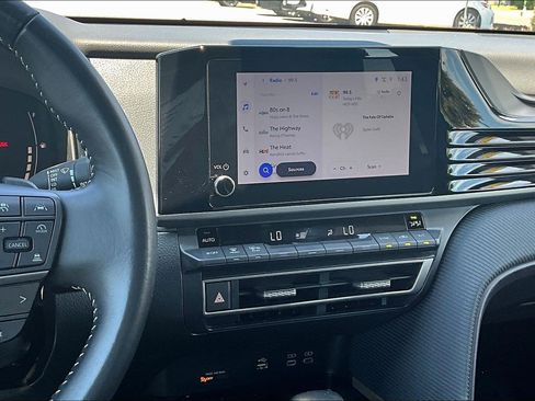Used 2025 Toyota Camry SE FWD image 6