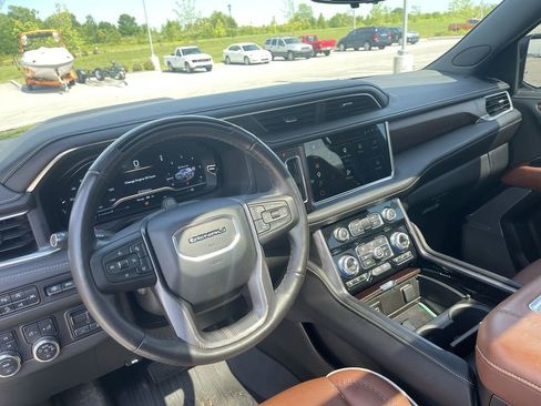 Used 2023 GMC Yukon Denali Ultimate AWD/4WD image 9