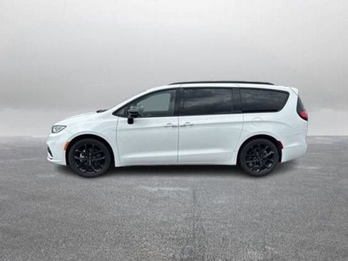 Used 2025 Chrysler Pacifica Limited FWD image 6