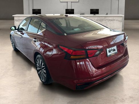 Used 2024 Nissan Altima 2.5 SV FWD image 3
