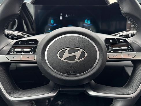 Used 2025 Hyundai Elantra Limited FWD image 15