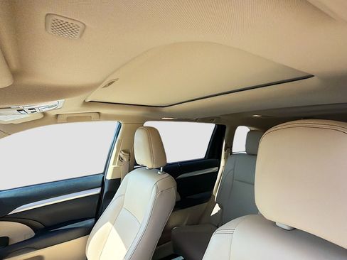 Used 2019 Toyota Highlander XLE image 29