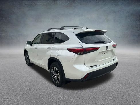 Used 2021 Toyota Highlander XLE image 4