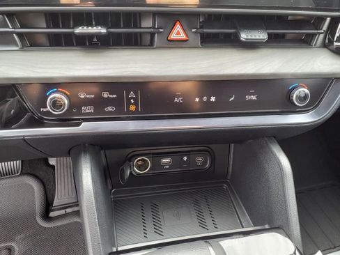 Used 2025 Kia Sportage X-Line w/ Premium Package image 23