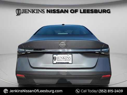 New 2026 Nissan Sentra SR w/ Floor Mat Package FWD image 5