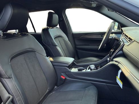 New 2025 Jeep Grand Cherokee Altitude image 15