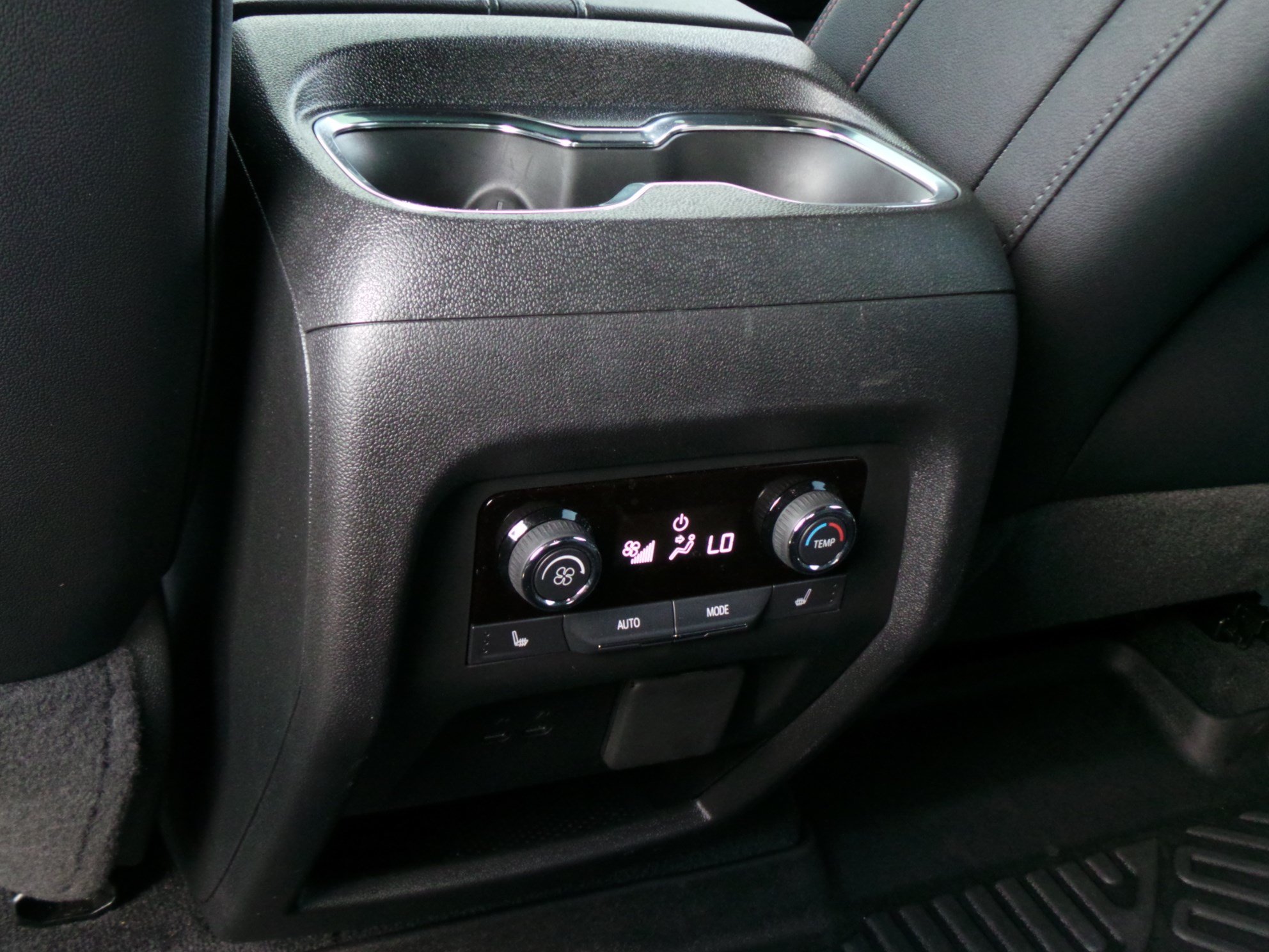 Used 2025 Chevrolet Traverse RS FWD image 38