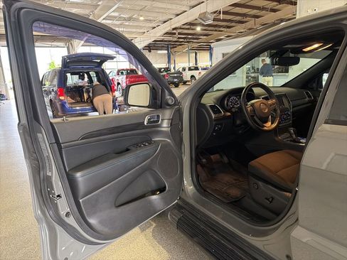 Used 2020 Jeep Grand Cherokee Laredo AWD/4WD image 5