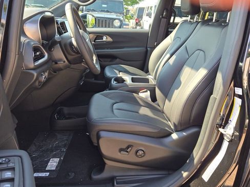 New 2026 Chrysler Pacifica Select image 22