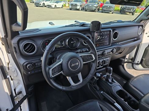 Used 2021 Jeep Wrangler Unlimited Sahara w/ Cold Weather Group AWD/4WD image 18