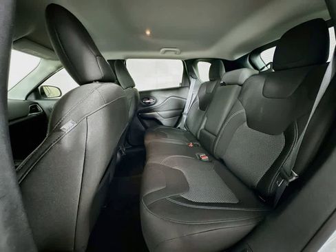 Used 2020 Jeep Cherokee Latitude FWD image 13