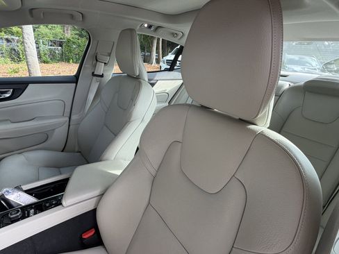 Used 2020 Volvo S60 T5 Momentum FWD image 17