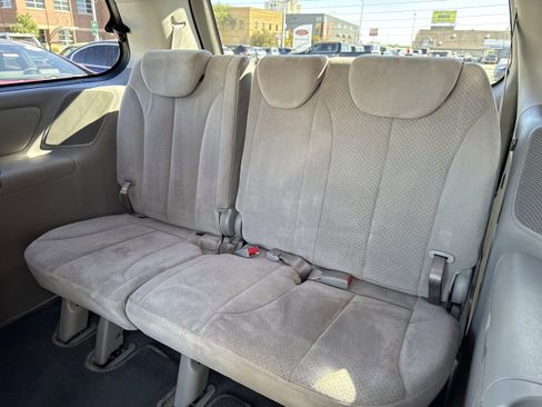 Used 2008 Hyundai Entourage GLS image 12