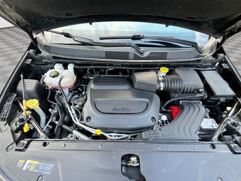 Used 2025 Chrysler Pacifica Select FWD image 17