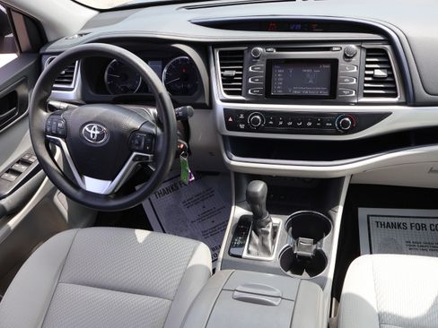 Used 2019 Toyota Highlander LE FWD image 13