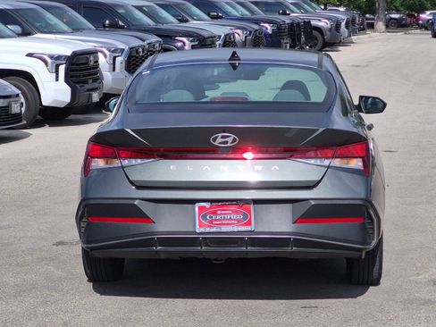Used 2025 Hyundai Elantra SE FWD image 4