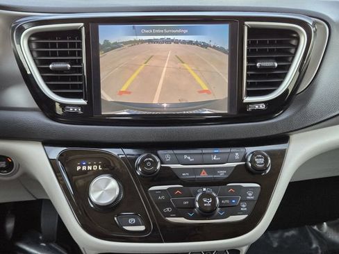 Used 2024 Chrysler Pacifica Touring-L FWD image 18