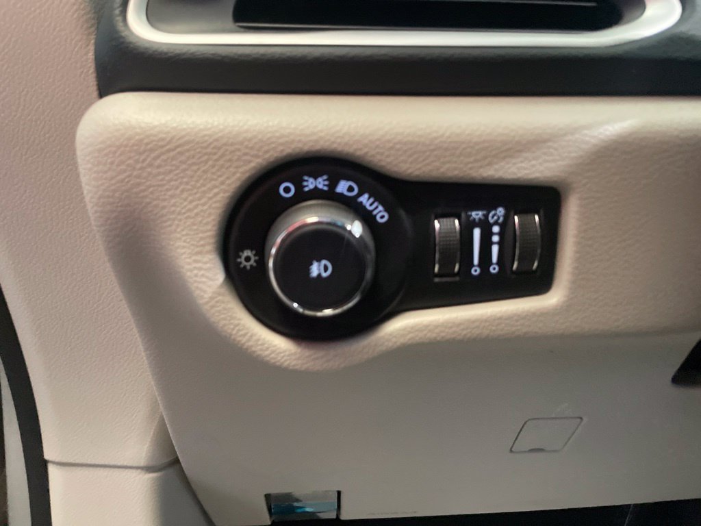 Used 2024 Chrysler Pacifica Touring-L FWD image 18