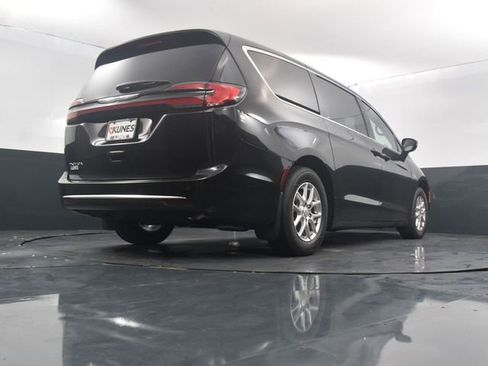 New 2025 Chrysler Pacifica Select image 50