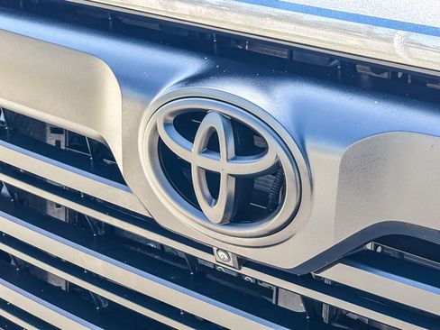 Used 2025 Toyota Tundra Limited AWD/4WD image 11