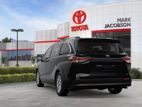 New 2026 Toyota Sienna XLE image 29