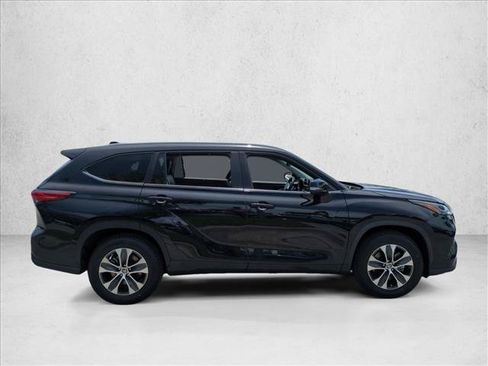 Used 2023 Toyota Highlander XLE FWD image 4