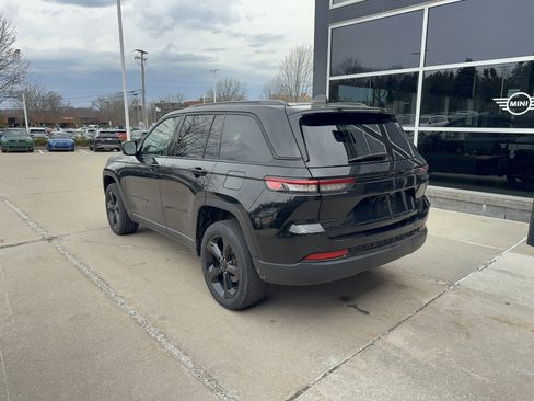 Used 2023 Jeep Grand Cherokee Altitude image 3