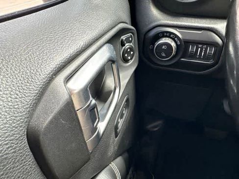 Used 2020 Jeep Gladiator Overland AWD/4WD image 21