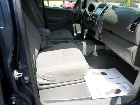 Used 2020 Nissan Frontier SV image 2