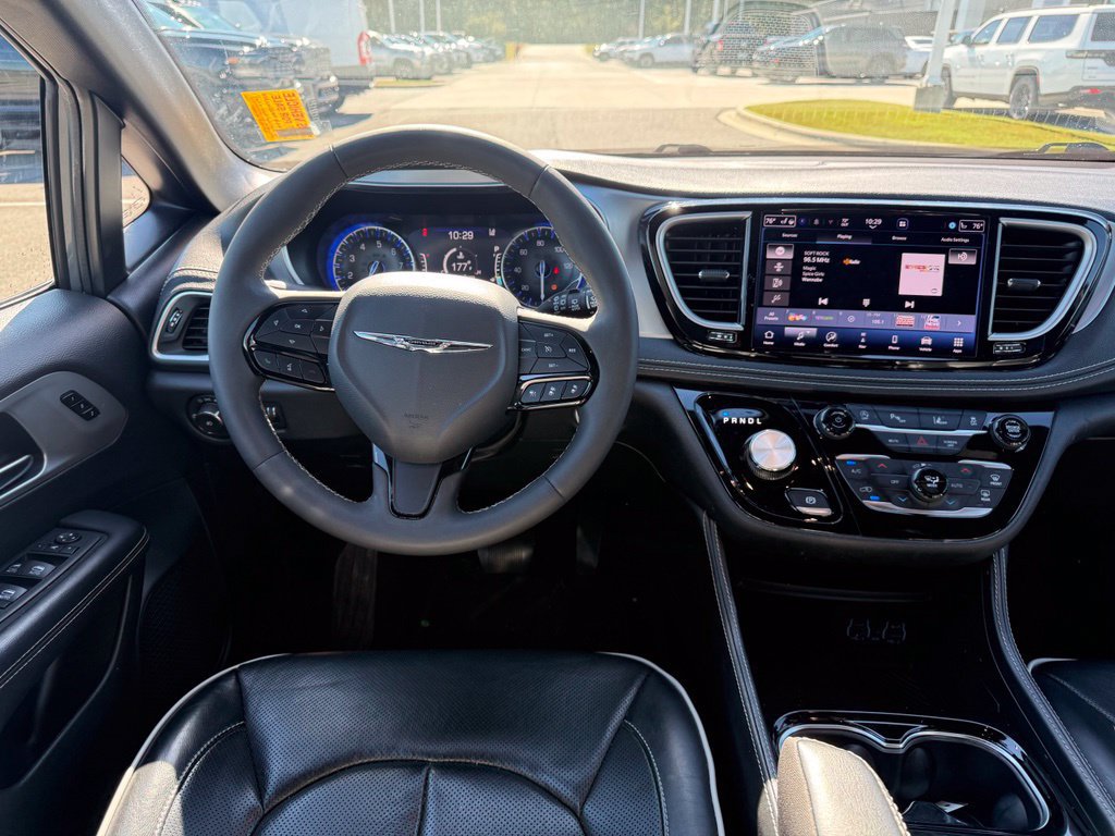 Used 2025 Chrysler Pacifica Limited FWD image 8