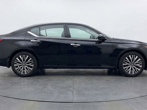 Used 2025 Nissan Altima 2.5 SV FWD image 11