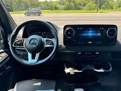 Used 2024 Mercedes-Benz Sprinter 2500 image 22
