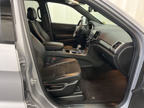 Used 2019 Jeep Grand Cherokee Altitude image 25