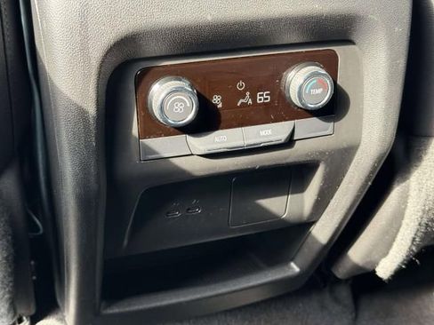 Used 2025 Chevrolet Traverse LT image 15