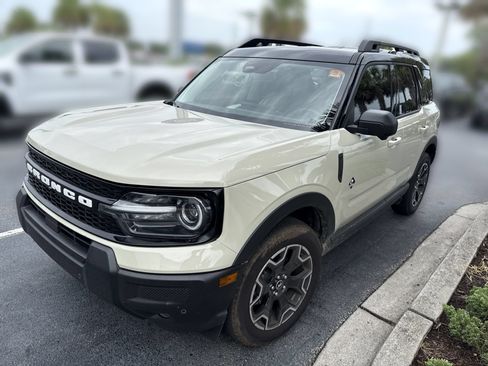Certified 2025 Ford Bronco Sport Outer Banks w/ Outer Banks Tech Package+ AWD/4WD image 8