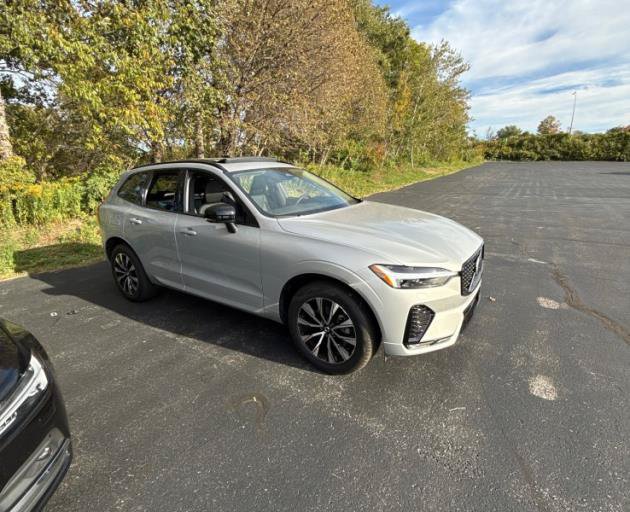 Used 2024 Volvo XC60 B5 Core w/ Climate Package AWD/4WD image 2