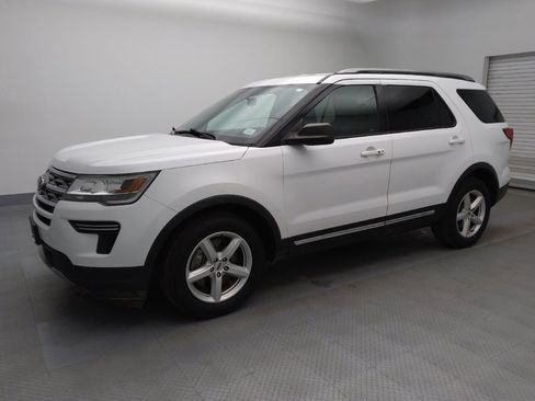 Used 2018 Ford Explorer XLT image 2