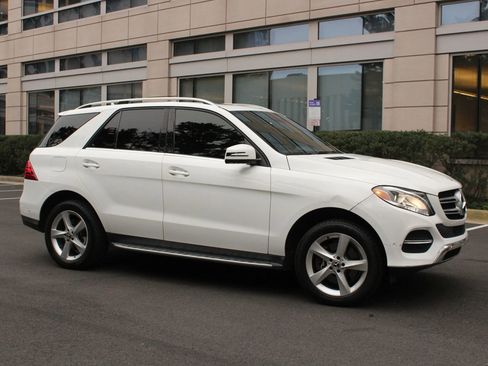 Used 2019 Mercedes-Benz GLE 400 4MATIC w/ Premium 1 Package image 2