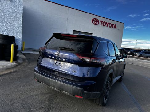 Used 2025 Nissan Rogue SV image 5