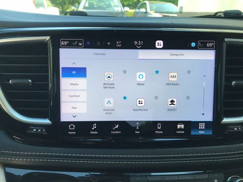 Used 2023 Chrysler Pacifica Limited FWD image 27