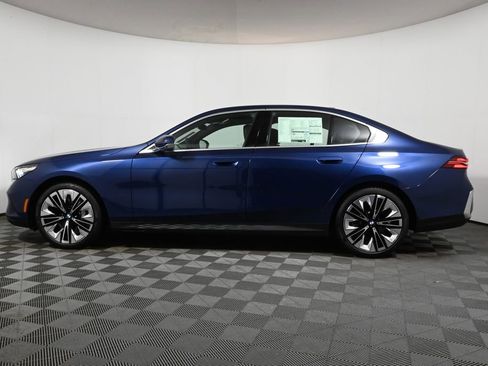 Used 2026 BMW 530i xDrive w/ Premium Package image 2