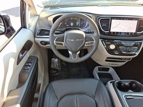 Used 2024 Chrysler Pacifica Limited FWD image 12